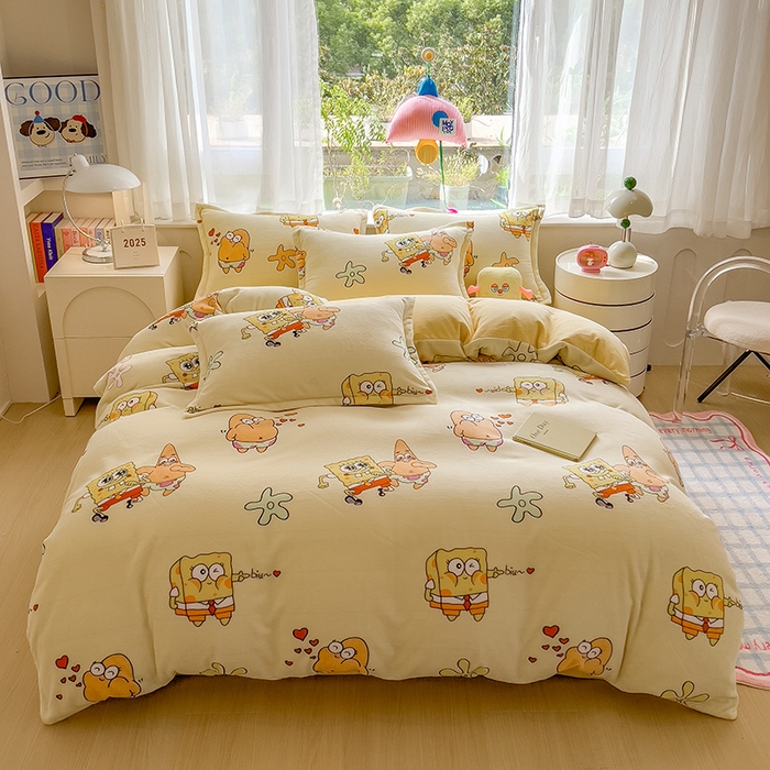 91家纺网 家纺一手货源 找家纺 云恋家纺 2025新款亲肤舒适卡通牛奶绒活性印染四件套 兄弟海绵宝宝-黄色