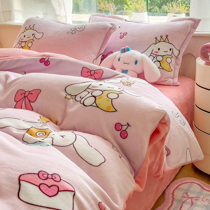 91家纺网 家纺一手货源 找家纺 云恋家纺 2025新款亲肤舒适卡通牛奶绒活性印染四件套 甜甜玉桂狗-粉色