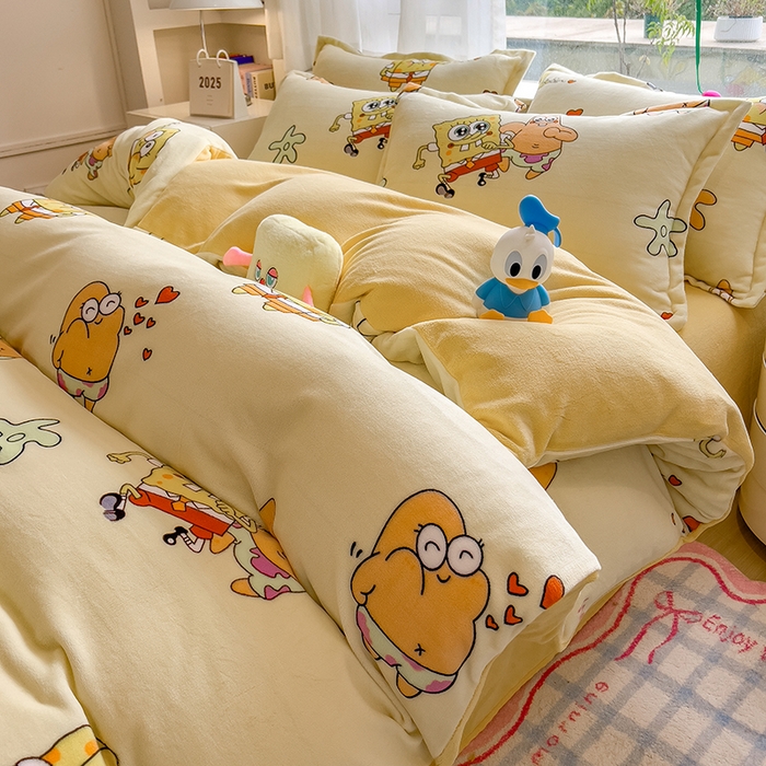 91家纺网 家纺一手货源 找家纺 云恋家纺 2025新款亲肤舒适卡通牛奶绒活性印染四件套 兄弟海绵宝宝-黄色