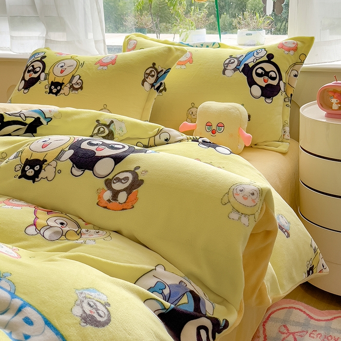 91家纺网 家纺一手货源 找家纺 云恋家纺 2025新款亲肤舒适卡通牛奶绒活性印染四件套 蛋仔家族-黄色