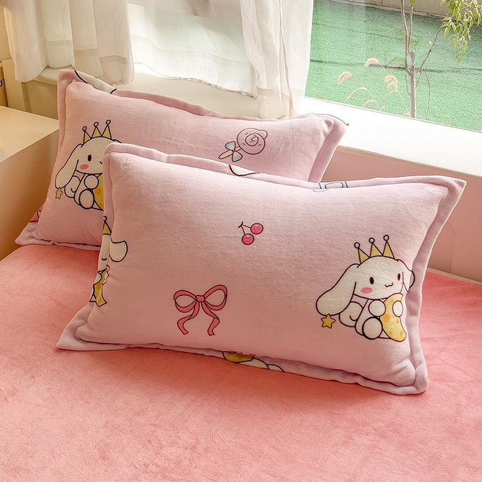 91家纺网 家纺一手货源 找家纺 云恋家纺 2025新款亲肤舒适卡通牛奶绒活性印染四件套 甜甜玉桂狗-粉色