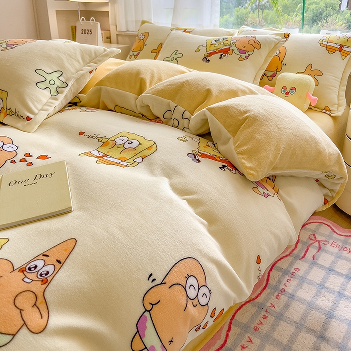 91家纺网 家纺一手货源 找家纺 云恋家纺 2025新款亲肤舒适卡通牛奶绒活性印染四件套 兄弟海绵宝宝-黄色