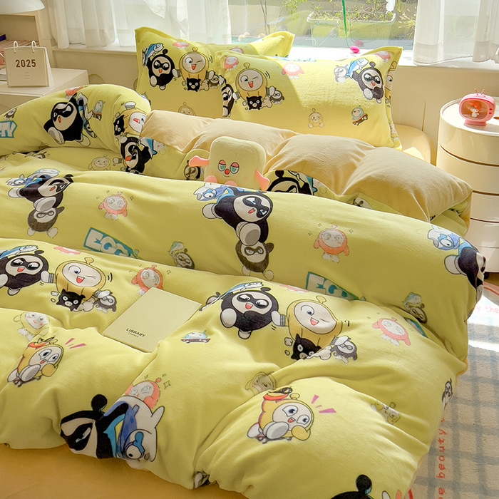 91家纺网 家纺一手货源 找家纺 云恋家纺 2025新款亲肤舒适卡通牛奶绒活性印染四件套 蛋仔家族-黄色