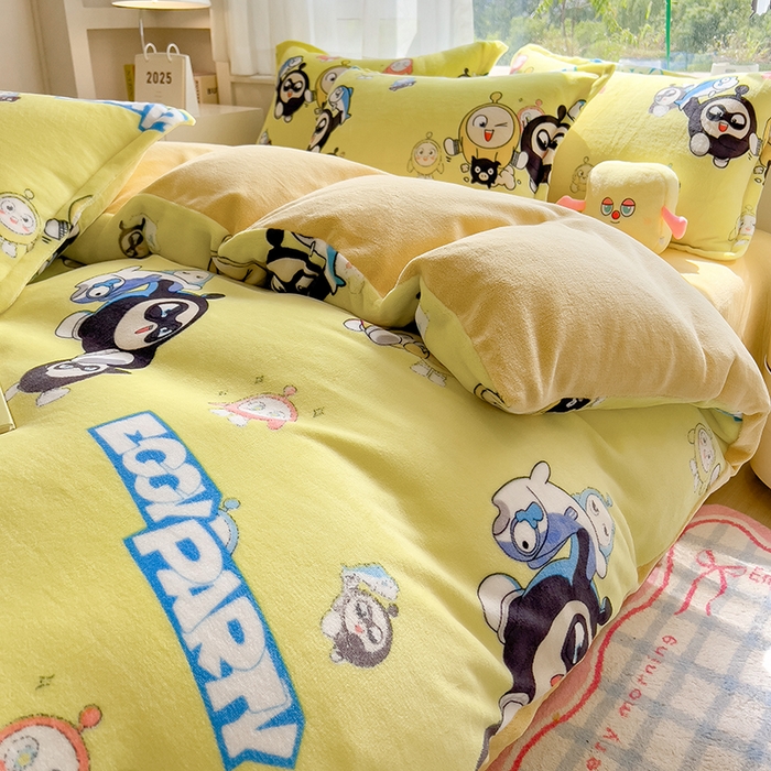 91家纺网 家纺一手货源 找家纺 云恋家纺 2025新款亲肤舒适卡通牛奶绒活性印染四件套 蛋仔家族-黄色