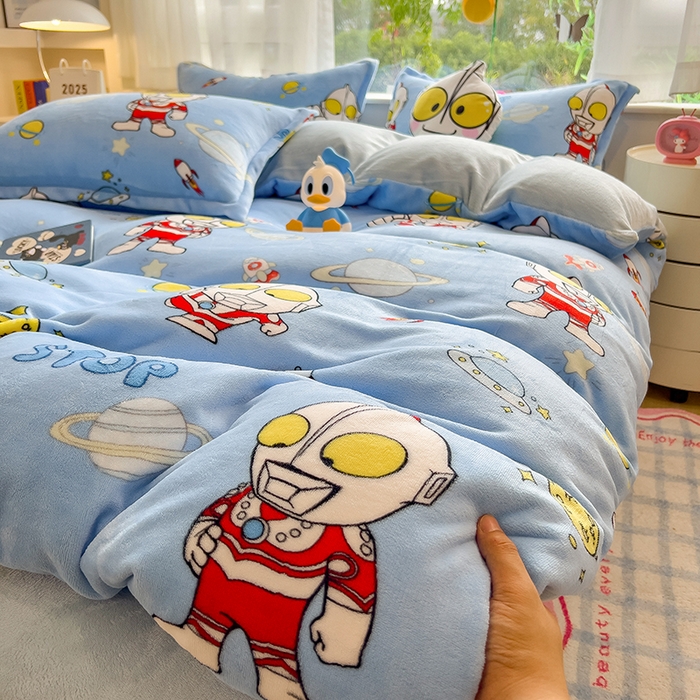 91家纺网 家纺一手货源 找家纺 云恋家纺 2025新款亲肤舒适卡通牛奶绒活性印染四件套 奥特曼降临-天蓝