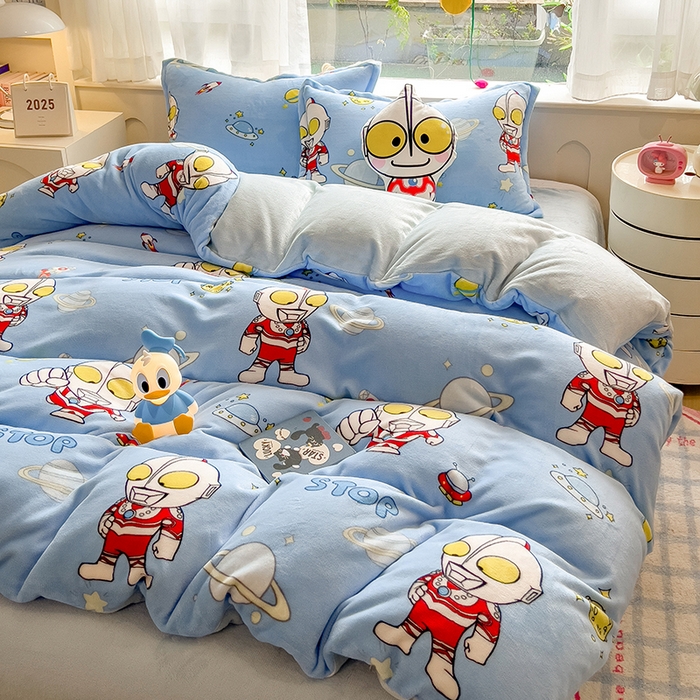 91家纺网 家纺一手货源 找家纺 云恋家纺 2025新款亲肤舒适卡通牛奶绒活性印染四件套 奥特曼降临-天蓝