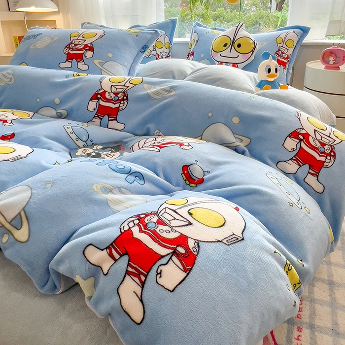 91家纺网 家纺一手货源 找家纺 云恋家纺 2025新款亲肤舒适卡通牛奶绒活性印染四件套 奥特曼降临-天蓝