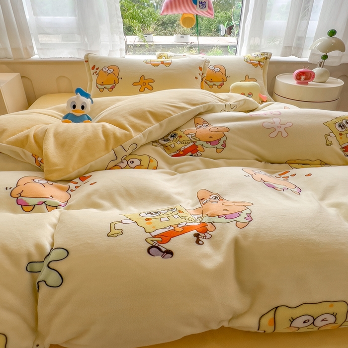 91家纺网 家纺一手货源 找家纺 云恋家纺 2025新款亲肤舒适卡通牛奶绒活性印染四件套 兄弟海绵宝宝-黄色