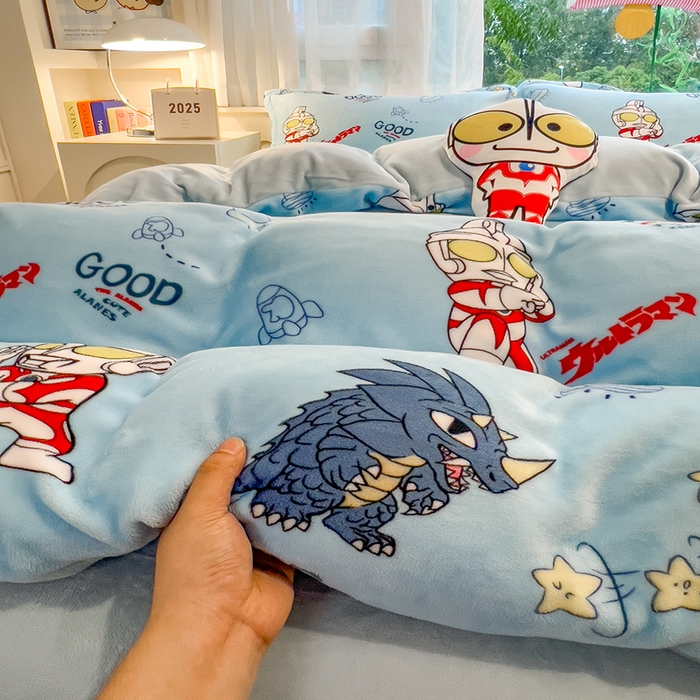 91家纺网 家纺一手货源 找家纺 云恋家纺 2025新款亲肤舒适卡通牛奶绒活性印染四件套 奥特曼打怪兽-浅蓝