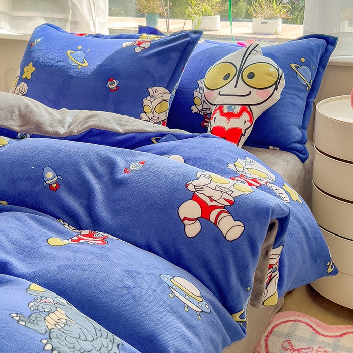 91家纺网 家纺一手货源 找家纺 云恋家纺 2025新款亲肤舒适卡通牛奶绒活性印染四件套 奥特曼-深蓝