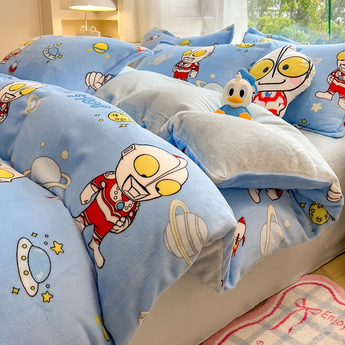 91家纺网 家纺一手货源 找家纺 云恋家纺 2025新款亲肤舒适卡通牛奶绒活性印染四件套 奥特曼降临-天蓝