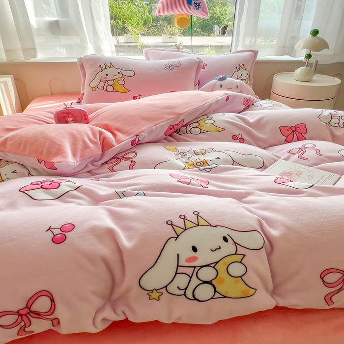 91家纺网 家纺一手货源 找家纺 云恋家纺 2025新款亲肤舒适卡通牛奶绒活性印染四件套 甜甜玉桂狗-粉色