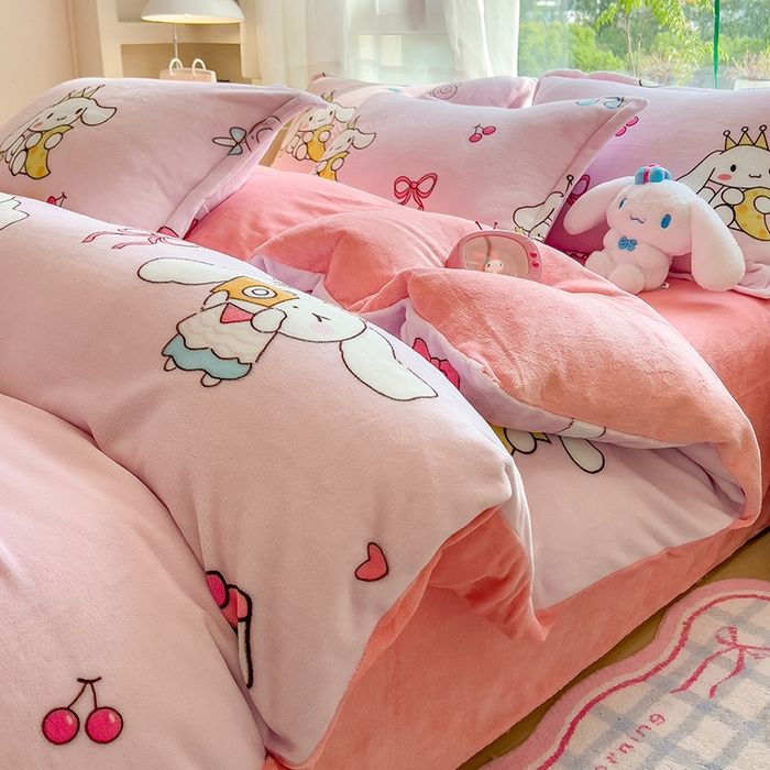 91家纺网 家纺一手货源 找家纺 云恋家纺 2025新款亲肤舒适卡通牛奶绒活性印染四件套 甜甜玉桂狗-粉色