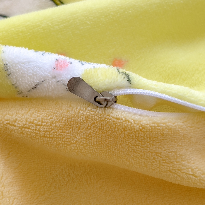 91家纺网 家纺一手货源 找家纺 云恋家纺 2025新款亲肤舒适卡通牛奶绒活性印染四件套 蛋仔家族-黄色