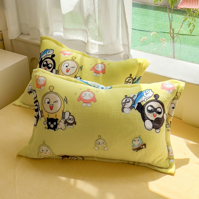 91家纺网 家纺一手货源 找家纺 云恋家纺 2025新款亲肤舒适卡通牛奶绒活性印染四件套 蛋仔家族-黄色