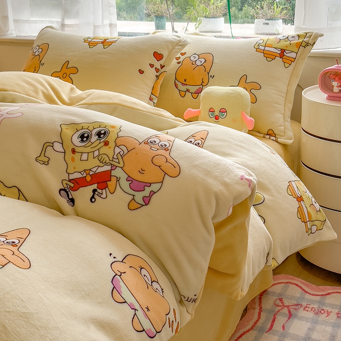 91家纺网 家纺一手货源 找家纺 云恋家纺 2025新款亲肤舒适卡通牛奶绒活性印染四件套 兄弟海绵宝宝-黄色