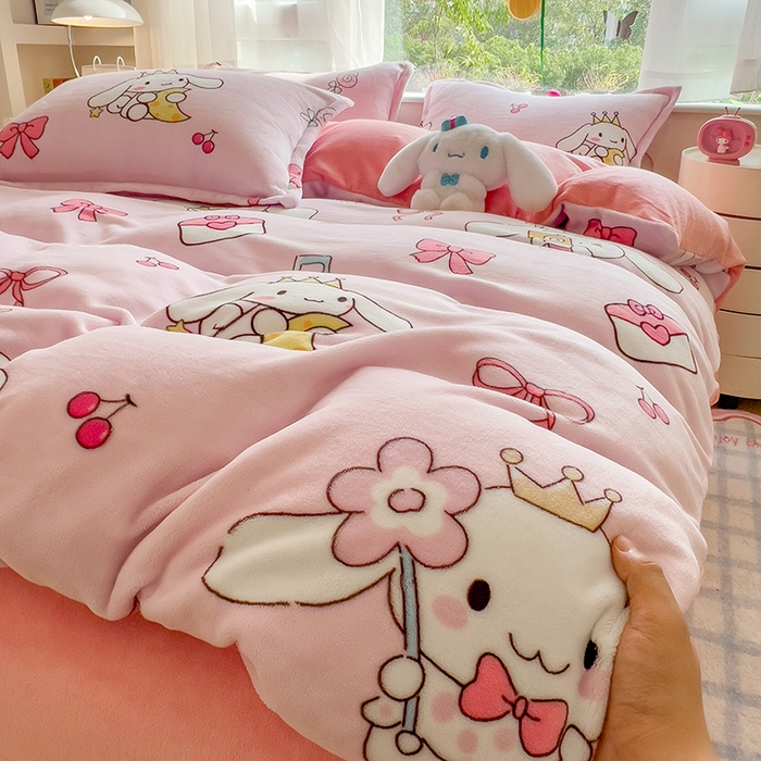 91家纺网 家纺一手货源 找家纺 云恋家纺 2025新款亲肤舒适卡通牛奶绒活性印染四件套 甜甜玉桂狗-粉色