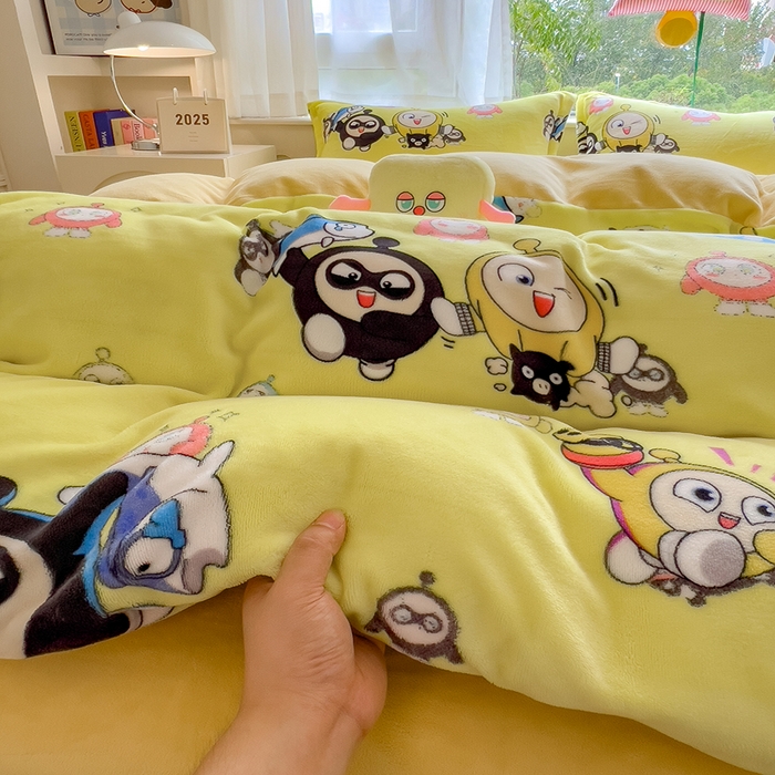 91家纺网 家纺一手货源 找家纺 云恋家纺 2025新款亲肤舒适卡通牛奶绒活性印染四件套 蛋仔家族-黄色