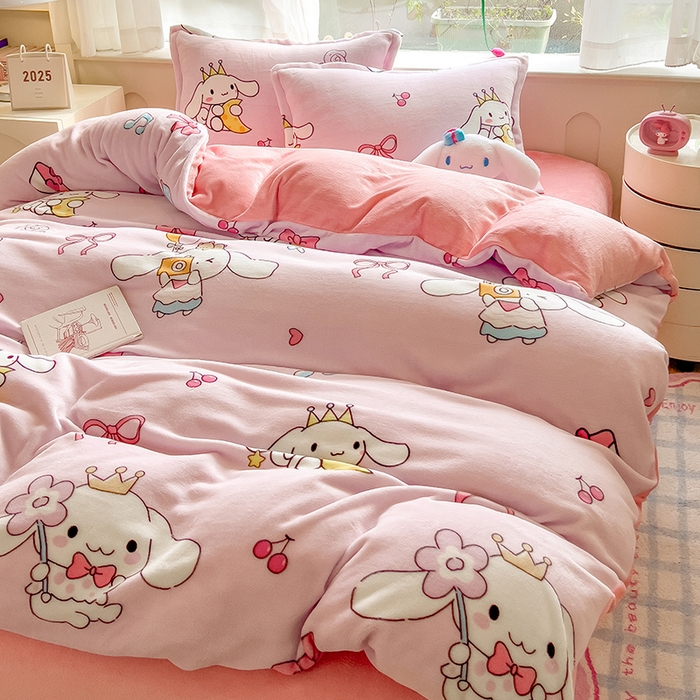 91家纺网 家纺一手货源 找家纺 云恋家纺 2025新款亲肤舒适卡通牛奶绒活性印染四件套 甜甜玉桂狗-粉色