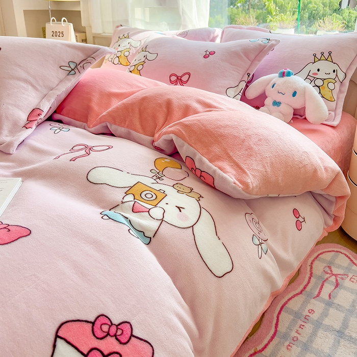 91家纺网 家纺一手货源 找家纺 云恋家纺 2025新款亲肤舒适卡通牛奶绒活性印染四件套 甜甜玉桂狗-粉色