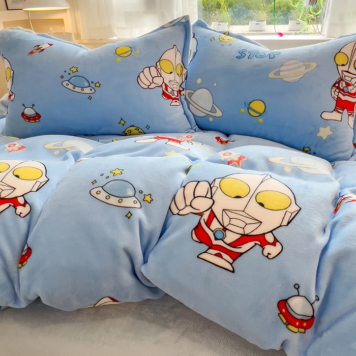 91家纺网 家纺一手货源 找家纺 云恋家纺 2025新款亲肤舒适卡通牛奶绒活性印染四件套 奥特曼降临-天蓝