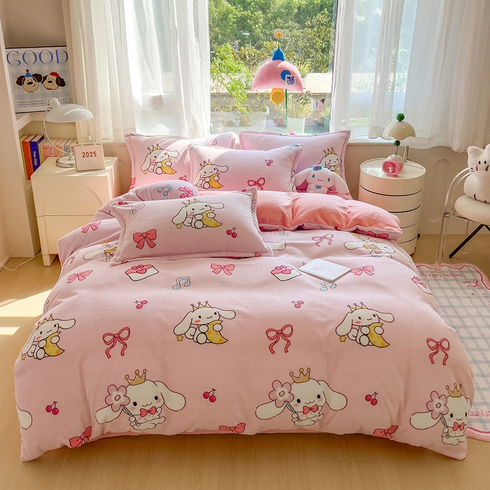 91家纺网 家纺一手货源 找家纺 云恋家纺 2025新款亲肤舒适卡通牛奶绒活性印染四件套 甜甜玉桂狗-粉色