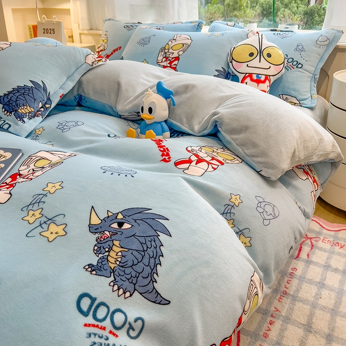 91家纺网 家纺一手货源 找家纺 云恋家纺 2025新款亲肤舒适卡通牛奶绒活性印染四件套 奥特曼打怪兽-浅蓝