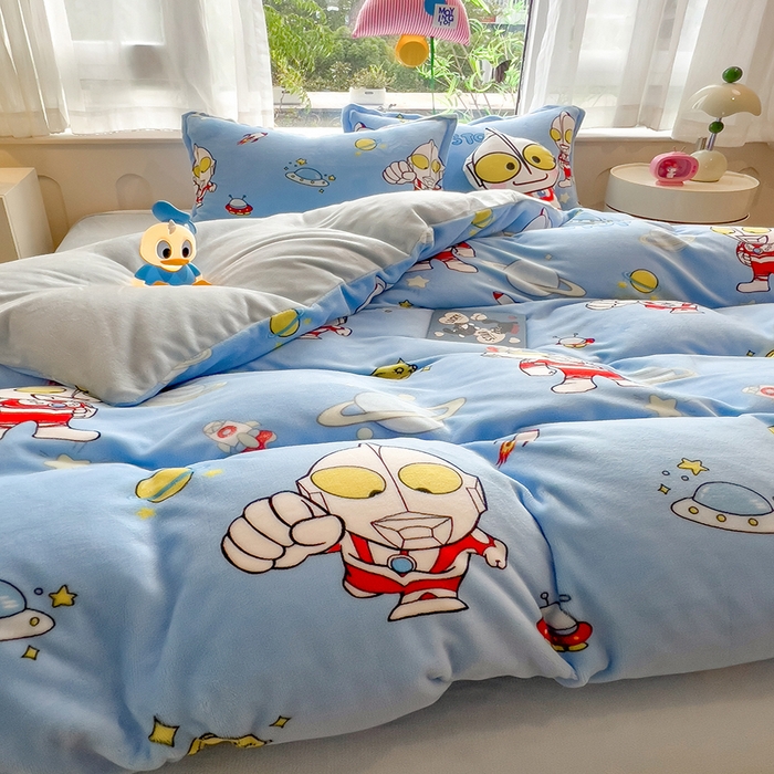 91家纺网 家纺一手货源 找家纺 云恋家纺 2025新款亲肤舒适卡通牛奶绒活性印染四件套 奥特曼降临-天蓝