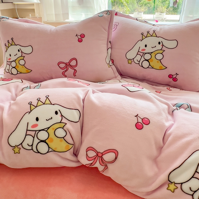 91家纺网 家纺一手货源 找家纺 云恋家纺 2025新款亲肤舒适卡通牛奶绒活性印染四件套 甜甜玉桂狗-粉色