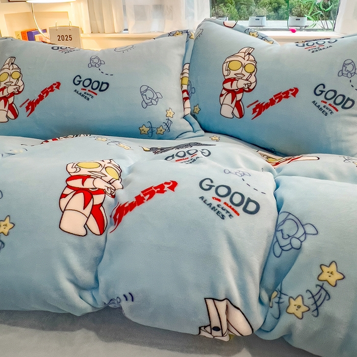 91家纺网 家纺一手货源 找家纺 云恋家纺 2025新款亲肤舒适卡通牛奶绒活性印染四件套 奥特曼打怪兽-浅蓝