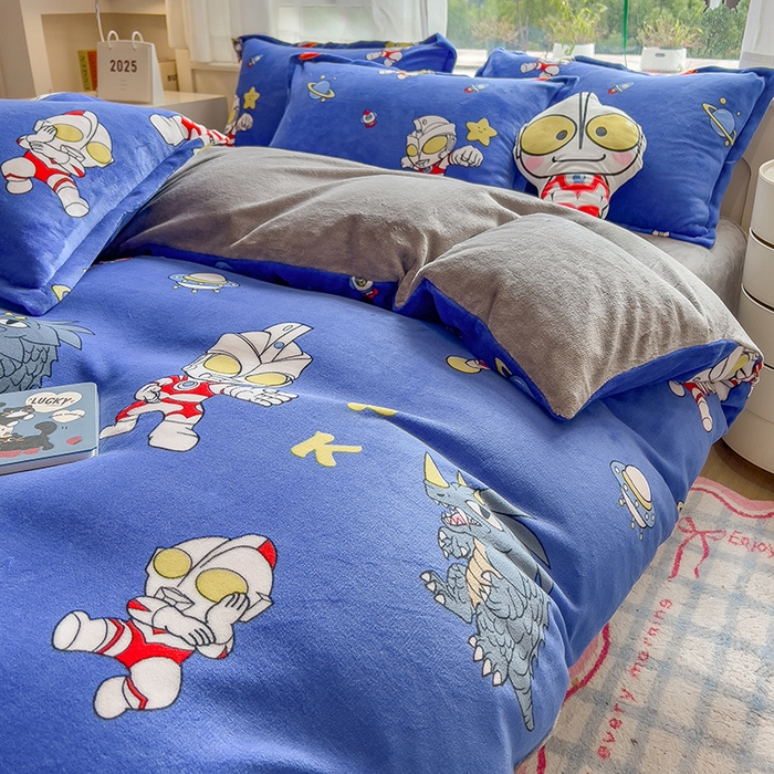 91家纺网 家纺一手货源 找家纺 云恋家纺 2025新款亲肤舒适卡通牛奶绒活性印染四件套 奥特曼-深蓝