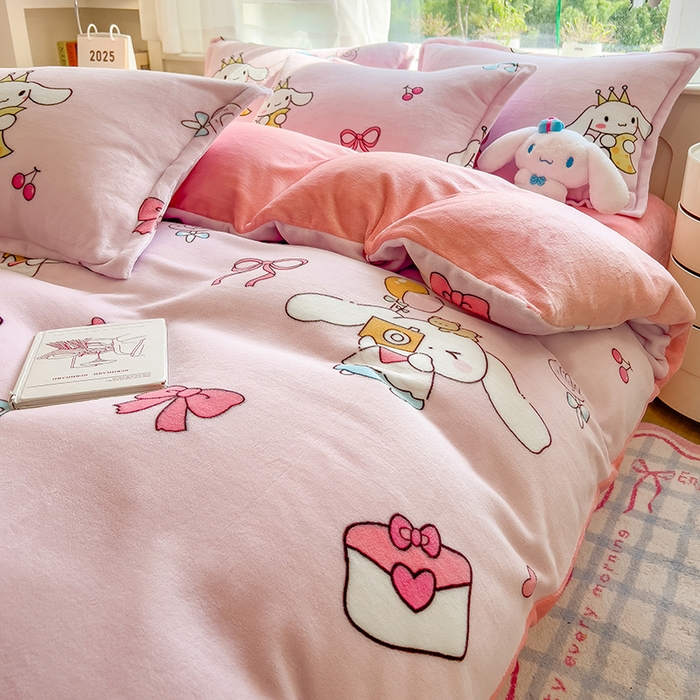 91家纺网 家纺一手货源 找家纺 云恋家纺 2025新款亲肤舒适卡通牛奶绒活性印染四件套 甜甜玉桂狗-粉色