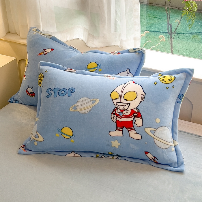 91家纺网 家纺一手货源 找家纺 云恋家纺 2025新款亲肤舒适卡通牛奶绒活性印染四件套 奥特曼降临-天蓝