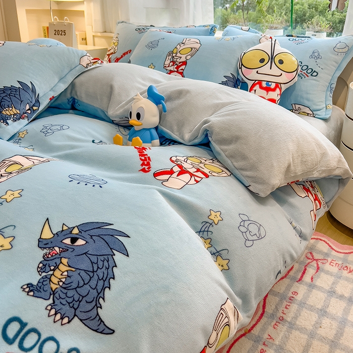 91家纺网 家纺一手货源 找家纺 云恋家纺 2025新款亲肤舒适卡通牛奶绒活性印染四件套 奥特曼打怪兽-浅蓝