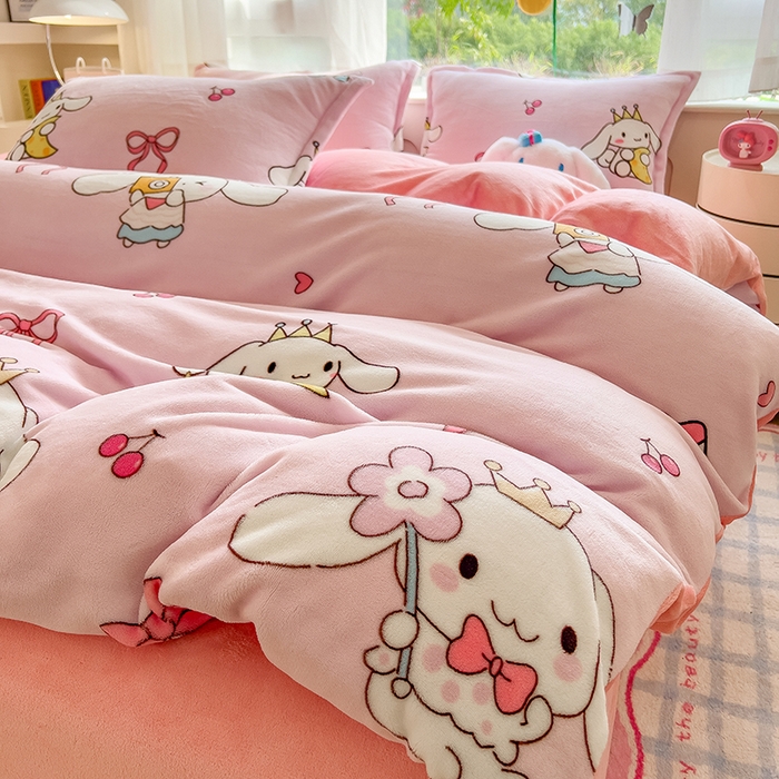 91家纺网 家纺一手货源 找家纺 云恋家纺 2025新款亲肤舒适卡通牛奶绒活性印染四件套 甜甜玉桂狗-粉色