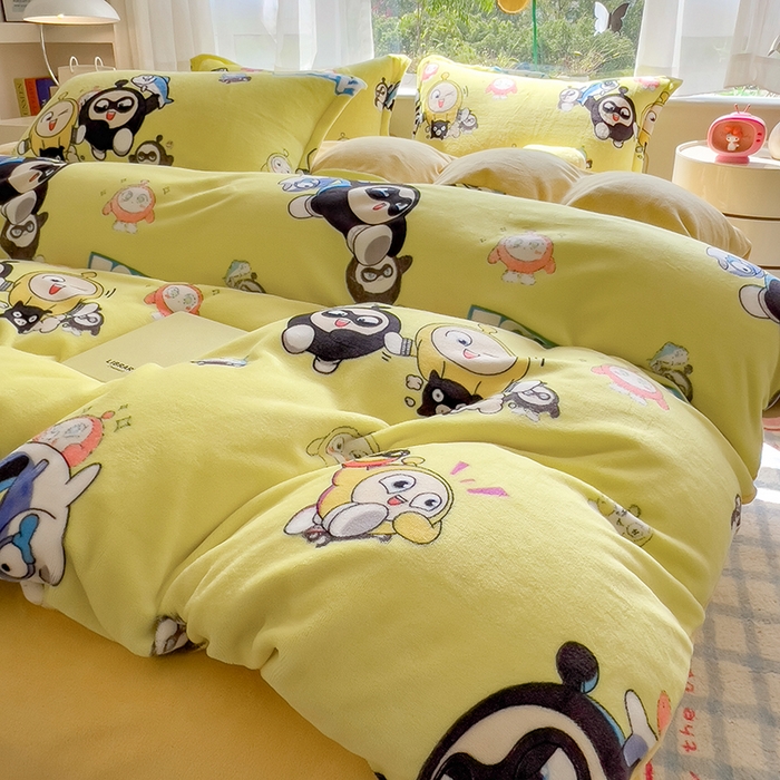 91家纺网 家纺一手货源 找家纺 云恋家纺 2025新款亲肤舒适卡通牛奶绒活性印染四件套 蛋仔家族-黄色