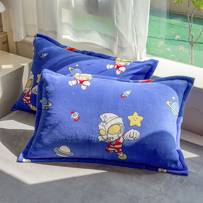 91家纺网 家纺一手货源 找家纺 云恋家纺 2025新款亲肤舒适卡通牛奶绒活性印染四件套 奥特曼-深蓝