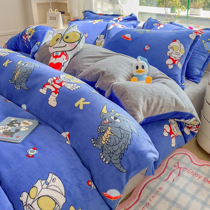 91家纺网 家纺一手货源 找家纺 云恋家纺 2025新款亲肤舒适卡通牛奶绒活性印染四件套 奥特曼-深蓝