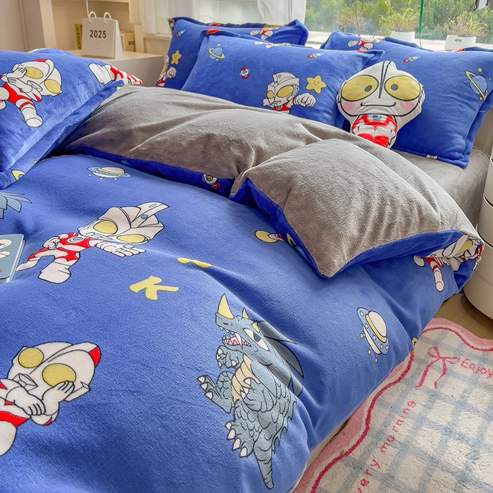 91家纺网 家纺一手货源 找家纺 云恋家纺 2025新款亲肤舒适卡通牛奶绒活性印染四件套 奥特曼-深蓝