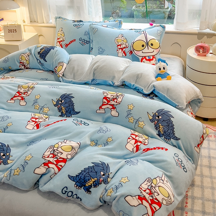 91家纺网 家纺一手货源 找家纺 云恋家纺 2025新款亲肤舒适卡通牛奶绒活性印染四件套 奥特曼打怪兽-浅蓝