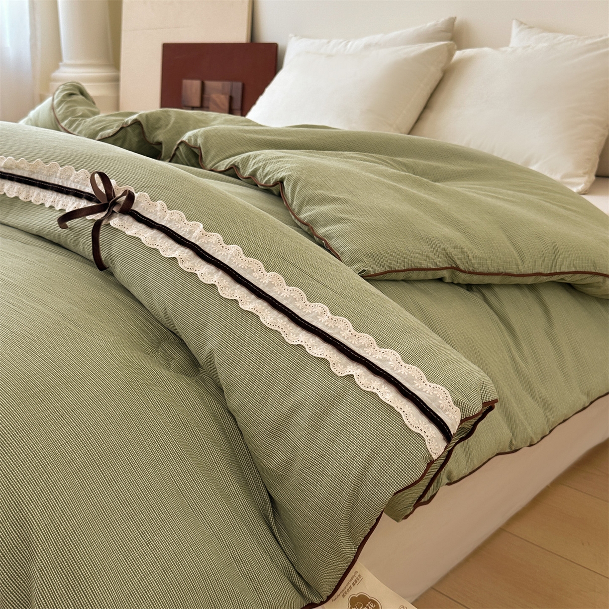 91家纺网 家纺一手货源 找家纺 梵蒂莎 2025新款花边蝴蝶结棉花被（场景1）素简蝶梦秋冬被四季被子被芯 素简蝶梦-果绿