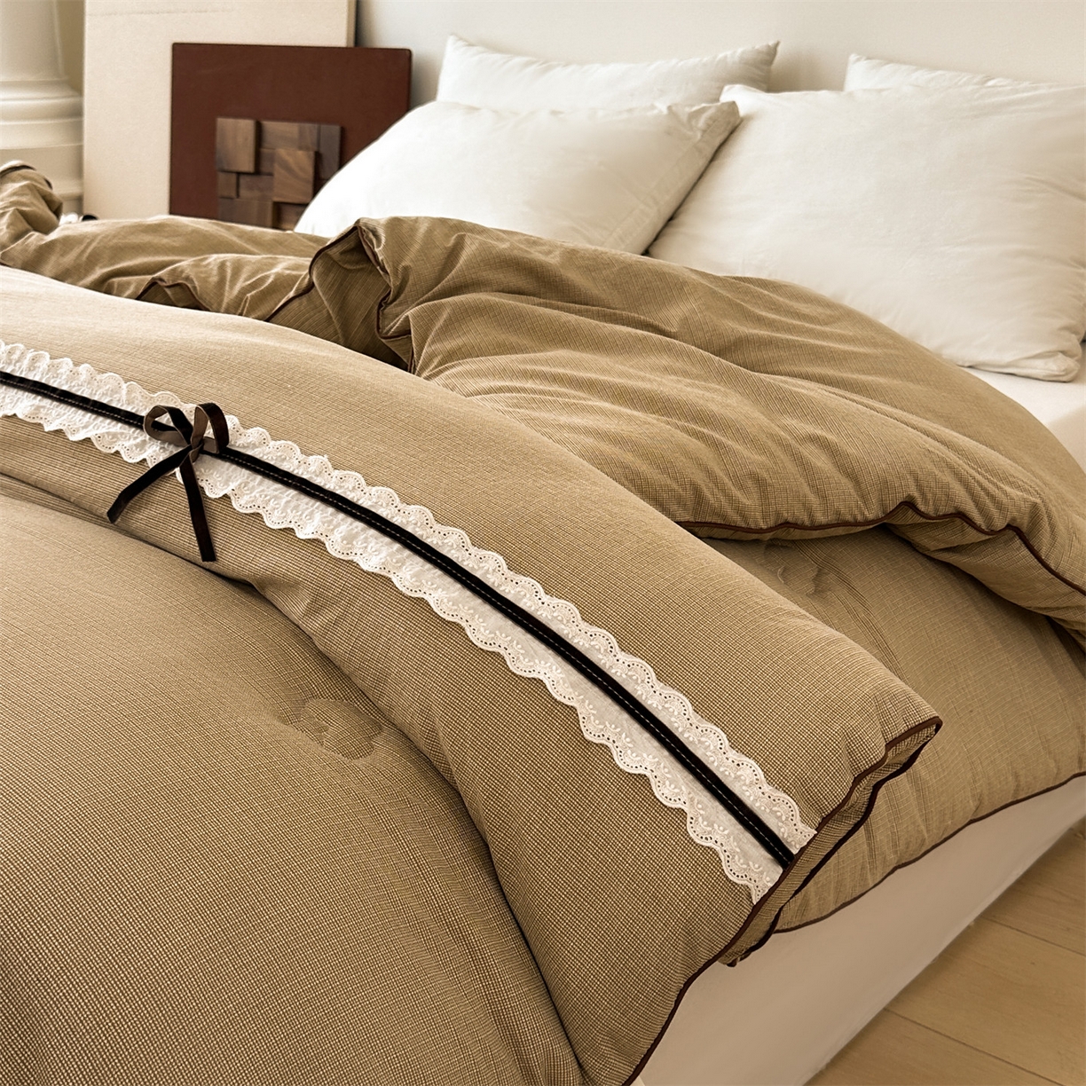 91家纺网 家纺一手货源 找家纺 梵蒂莎 2025新款花边蝴蝶结棉花被（场景1）素简蝶梦秋冬被四季被子被芯 素简蝶梦-卡其