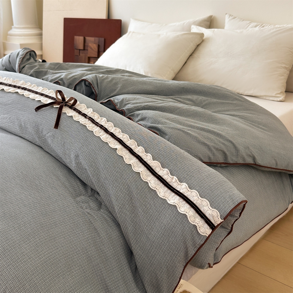 91家纺网 家纺一手货源 找家纺 梵蒂莎 2025新款花边蝴蝶结棉花被（场景1）素简蝶梦秋冬被四季被子被芯 素简蝶梦-云灰