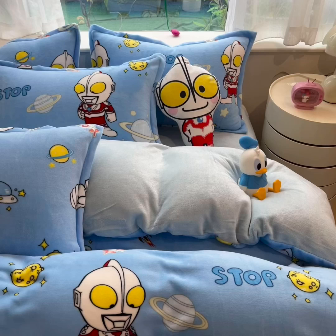 91家纺网 家纺一手货源 找家纺 云恋家纺 2025新款亲肤舒适卡通牛奶绒活性印染四件套 奥特曼降临-天蓝