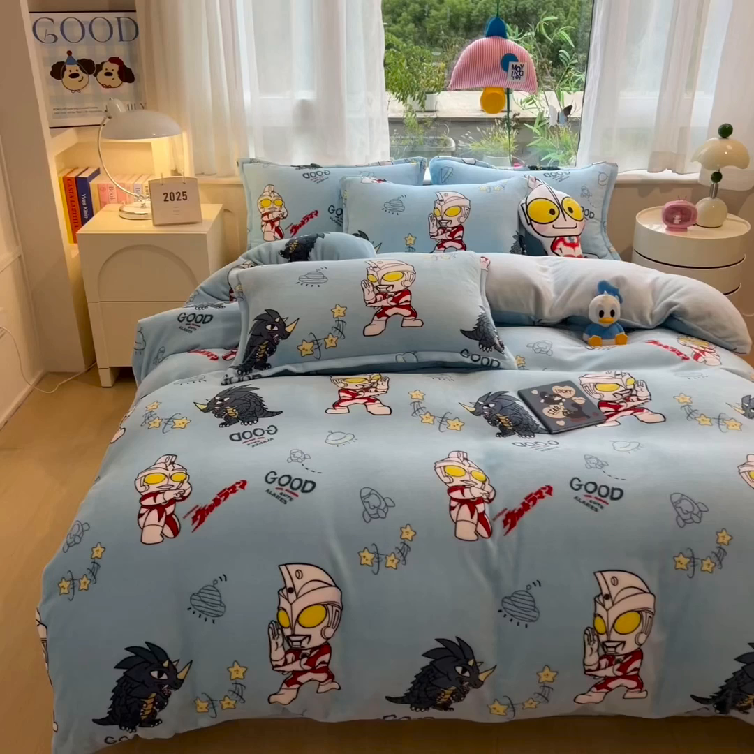 91家纺网 家纺一手货源 找家纺 云恋家纺 2025新款亲肤舒适卡通牛奶绒活性印染四件套 奥特曼打怪兽-浅蓝