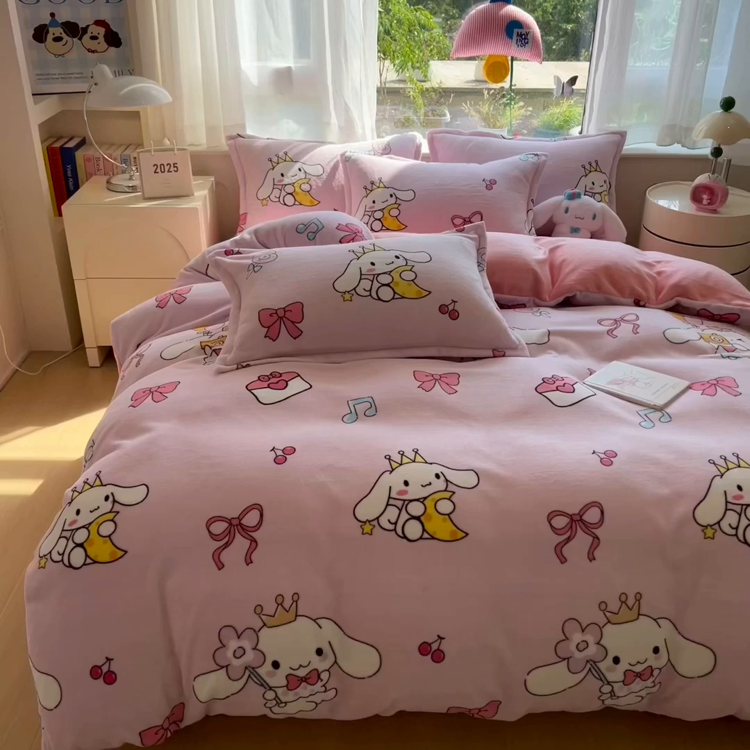 91家纺网 家纺一手货源 找家纺 云恋家纺 2025新款亲肤舒适卡通牛奶绒活性印染四件套 甜甜玉桂狗-粉色