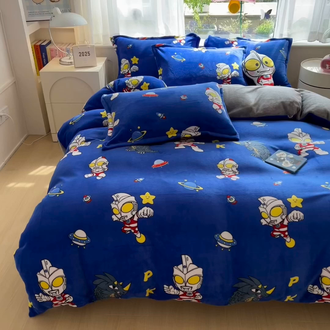 91家纺网 家纺一手货源 找家纺 云恋家纺 2025新款亲肤舒适卡通牛奶绒活性印染四件套 奥特曼-深蓝