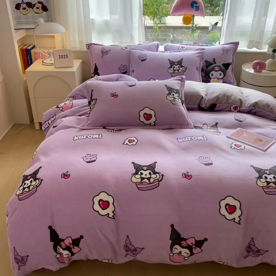 91家纺网 家纺一手货源 找家纺 云恋家纺 2025新款亲肤舒适卡通牛奶绒活性印染四件套 爱心库洛米-紫色