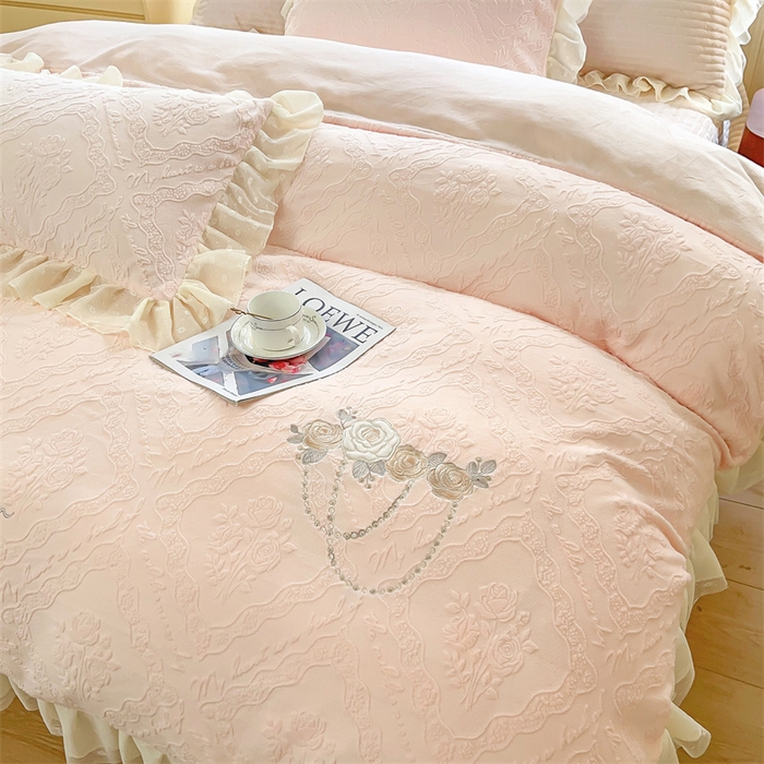 91家纺网 家纺一手货源 找家纺 （总）木兰花 2025新款纯色雕花全消光牛奶绒 床盖款四件套-玫瑰花园系列