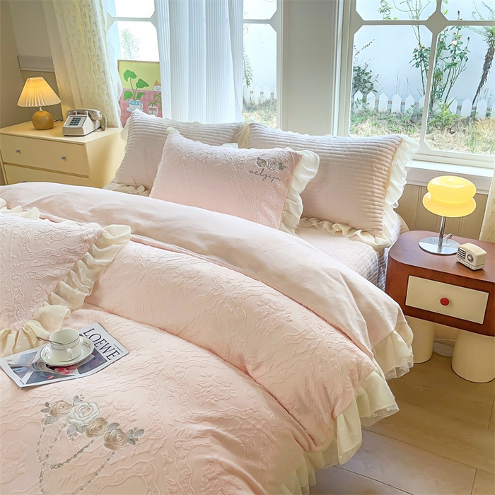91家纺网 家纺一手货源 找家纺 （总）木兰花 2025新款纯色雕花全消光牛奶绒 床盖款四件套-玫瑰花园系列